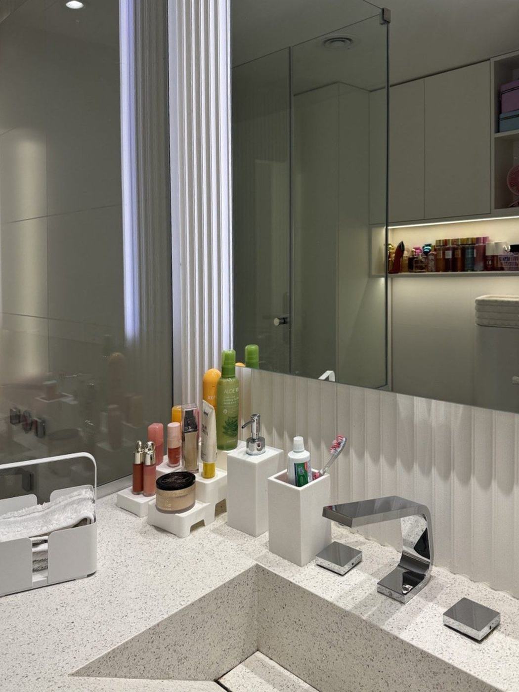 Baño en suite con espejo