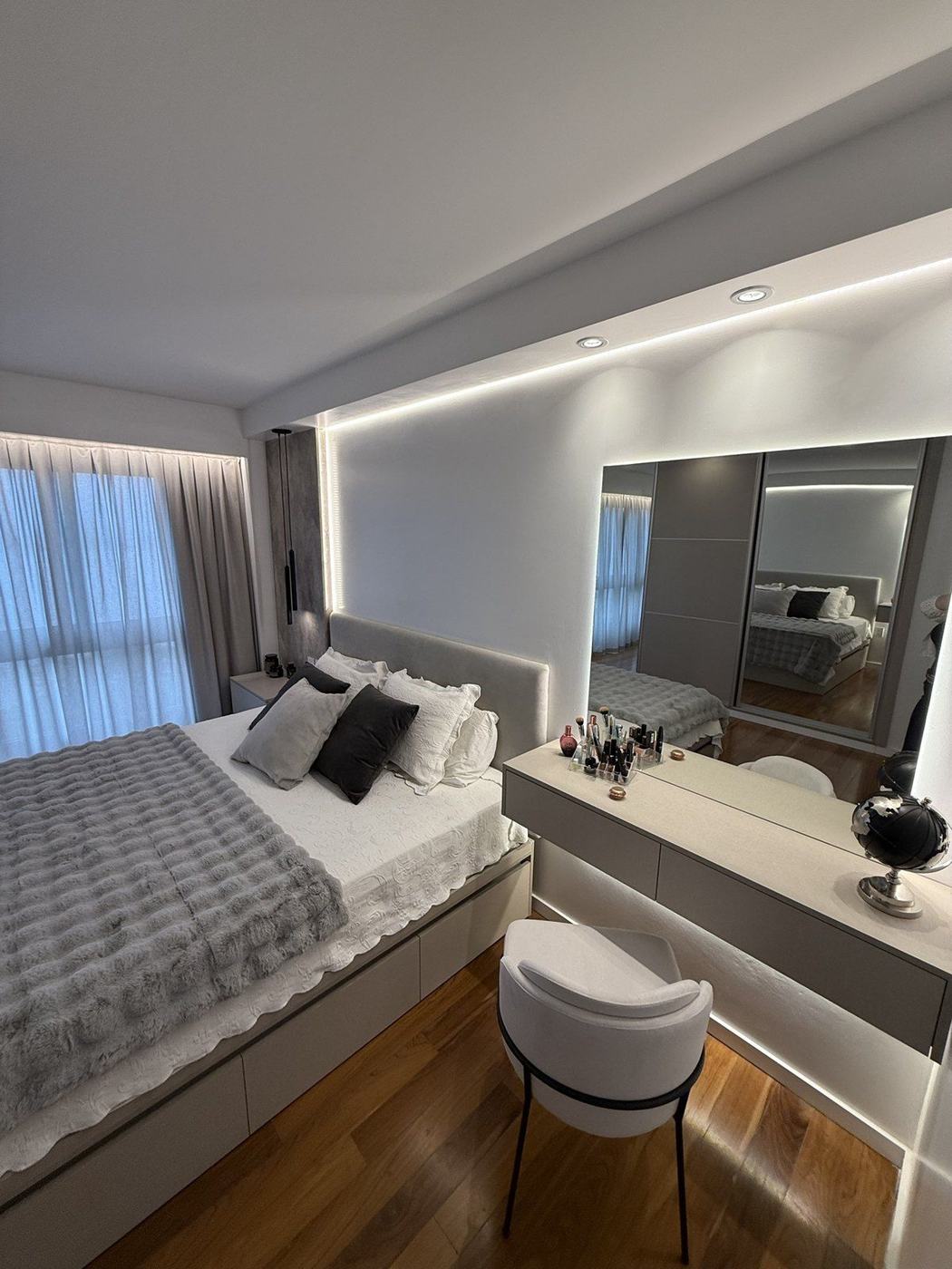 Dormitorio con espejo · Torres Dolfines