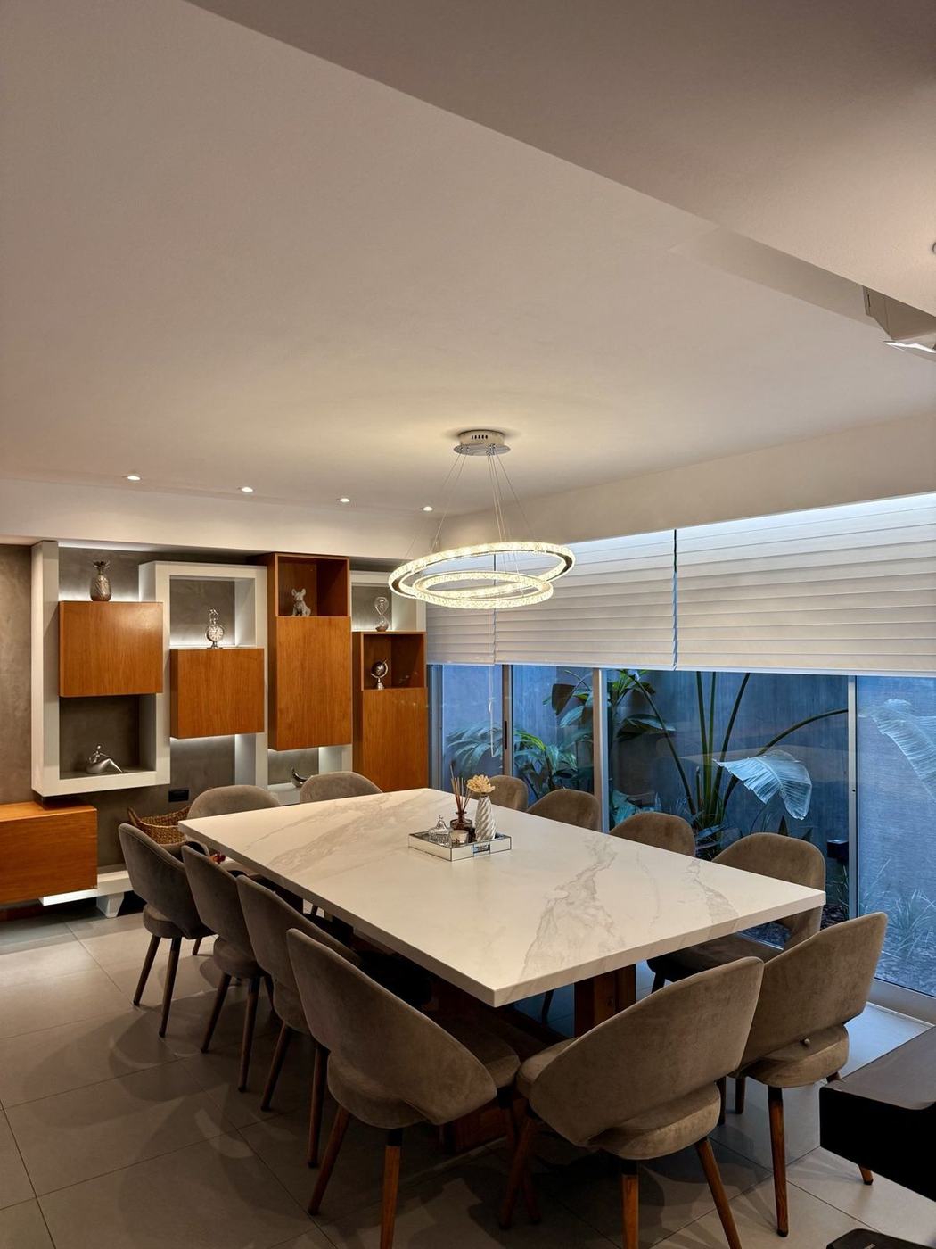 Comedor con mesa de mármol y lámpara de cristal, proyecto 3 de Febrero