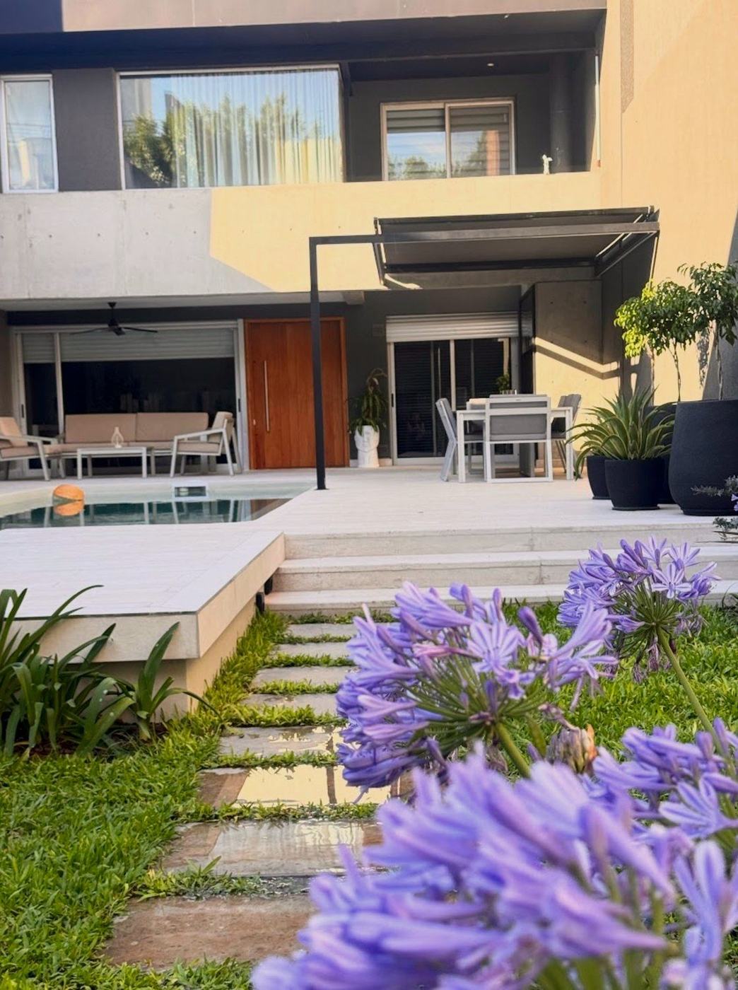 Jardín con agapantos