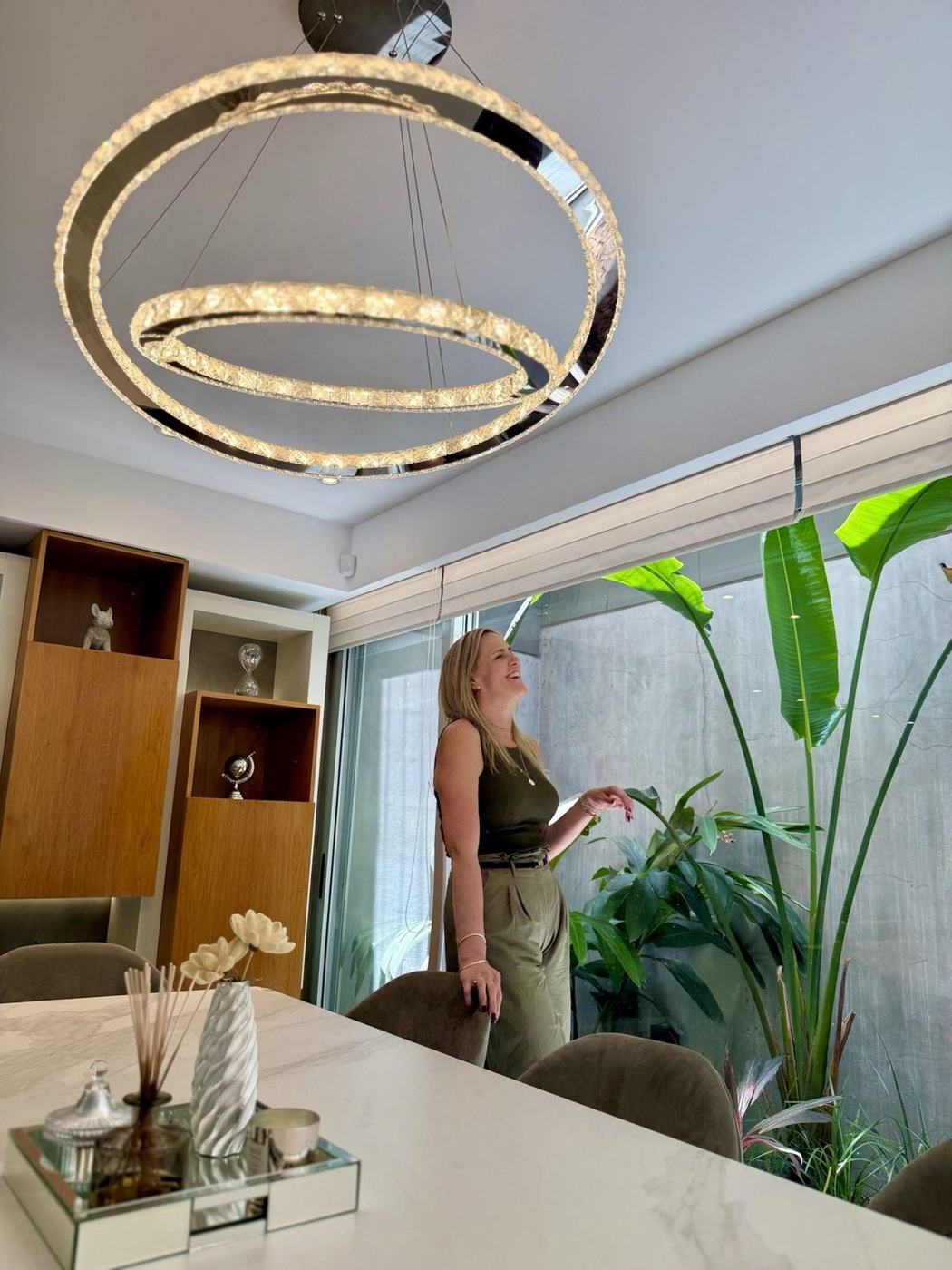 Luisina en el comedor rodeada de plantas y verde