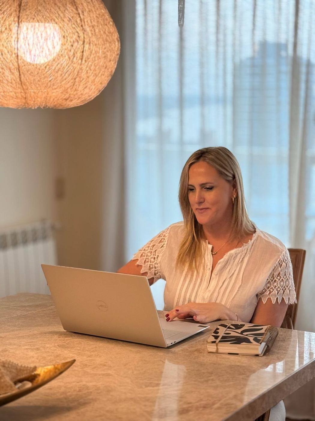 Luisina en una reunión virtual desde su computadora