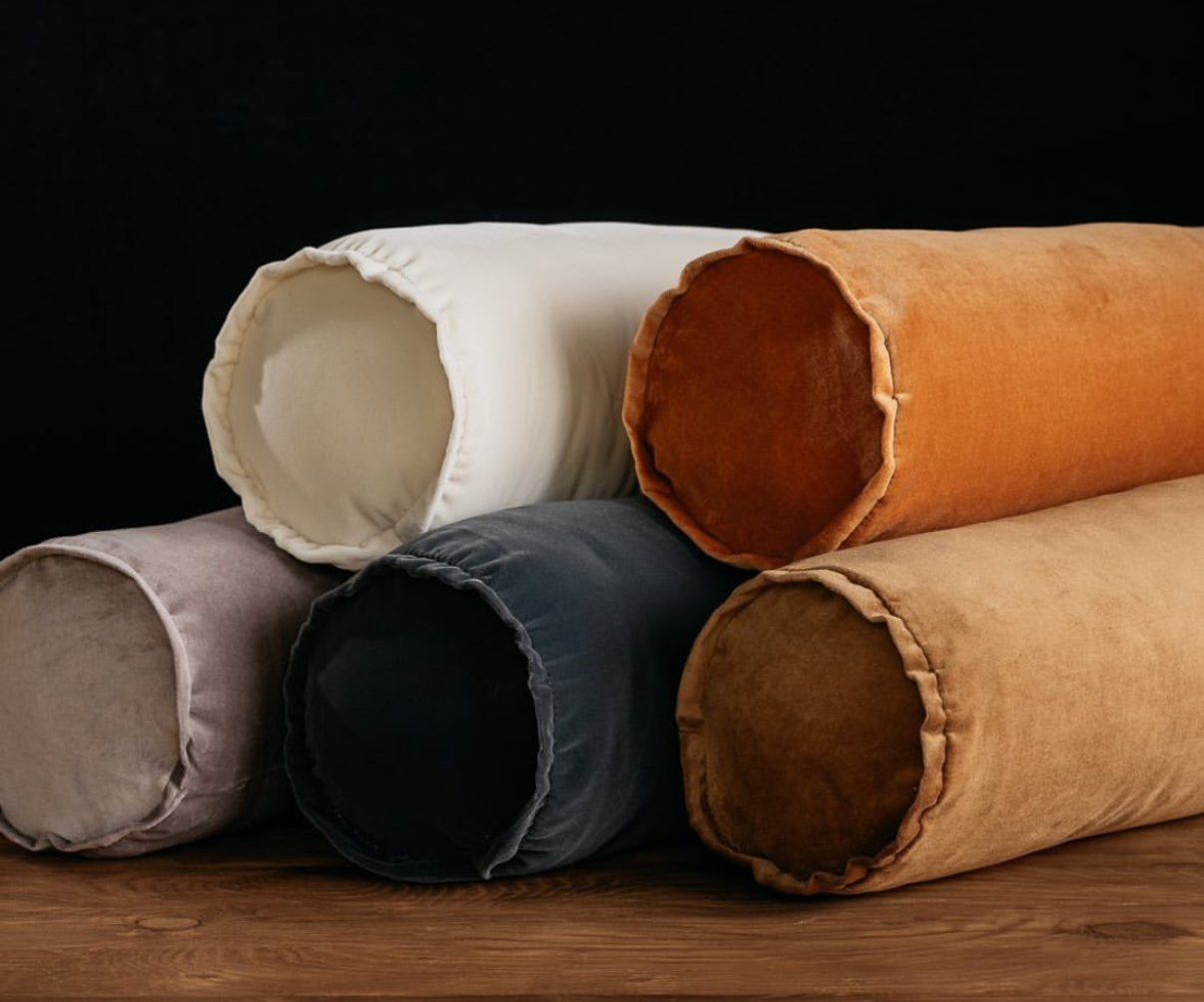 Almohadones cilíndricos en distintos colores