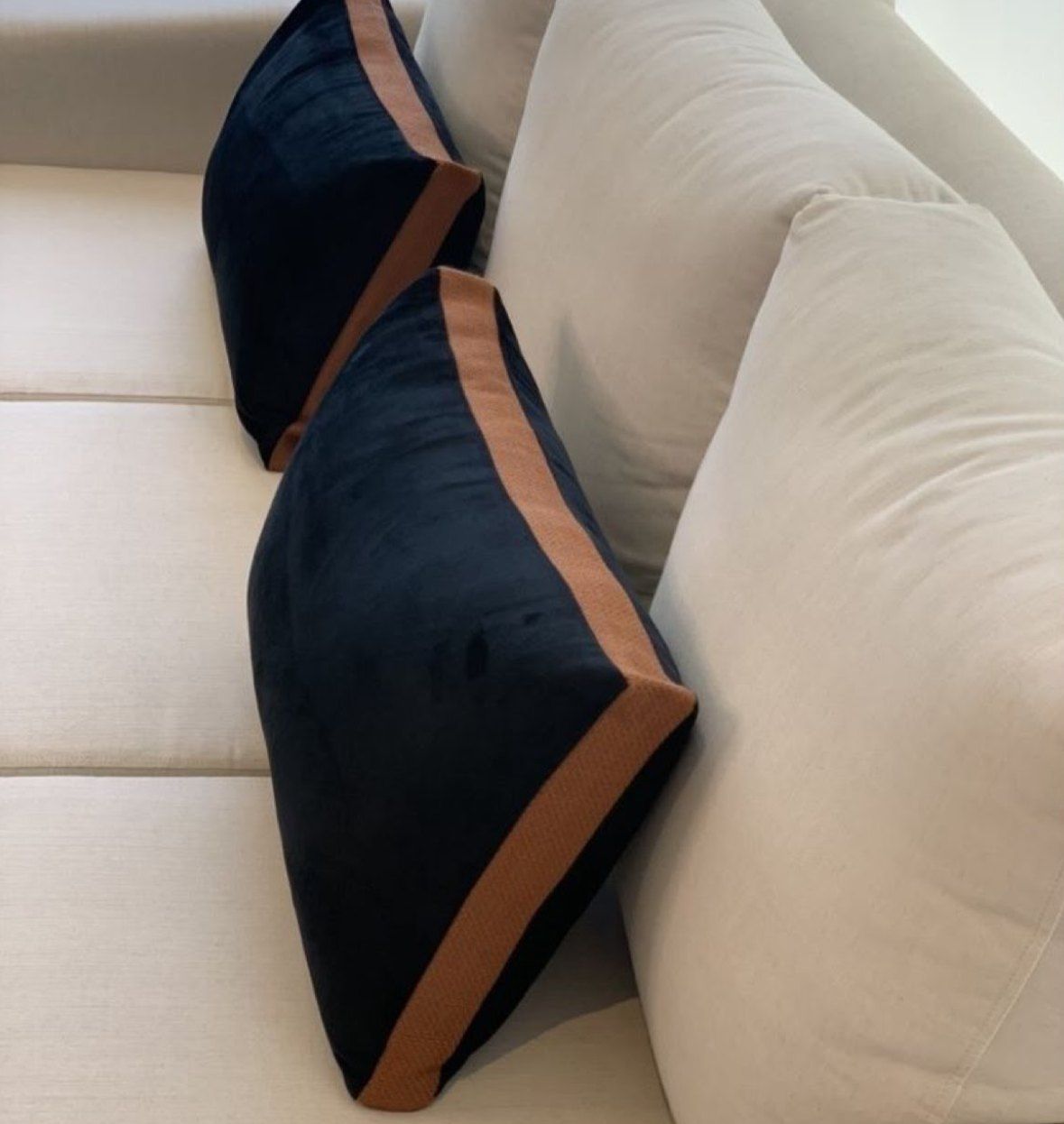 Almohadones de terciopelo azul con guarda color suela
